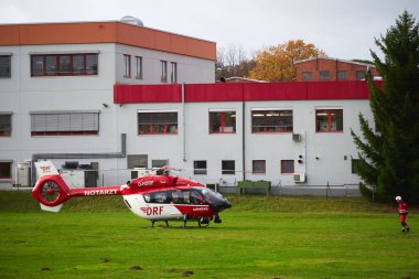 SIEGELSDORF, GERMANY - 16 Kasım 2020: DRF Luftrettung Airbus Helikopteri H145, Acil durum helikopteri