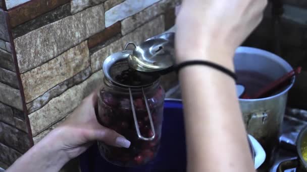 Mujer Manos Preparando Compota Frutas Cereza Frasco Vidrio Compota Casera — Vídeo de stock