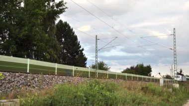 SIEGELSDORF, GERMANY - 21 Ağustos 2020: Deutsche Bahn 'den gelen Railpool lokomotifi. RE Bölgesel Ekspres treni 