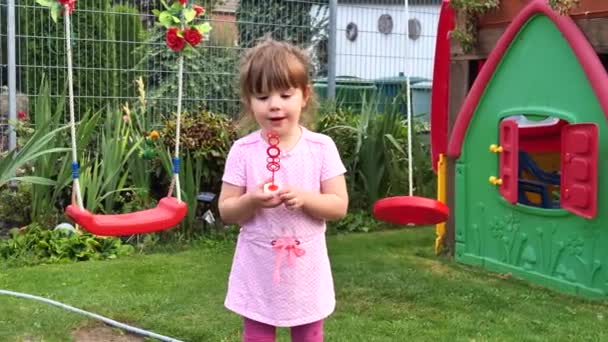 Küçük Kız Sabun Köpüğü Üflüyor — Stok video