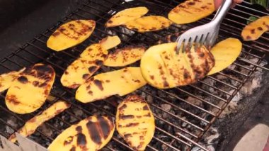 Sıcak barbekü mangalında patates dilimleri.