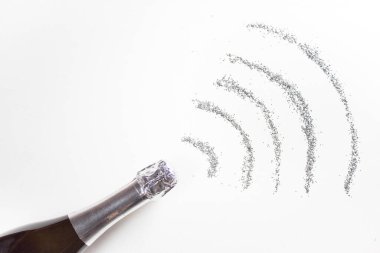 Şampanya şişesinden gümüş damlalar, beyaz arka planda izole nesneler..