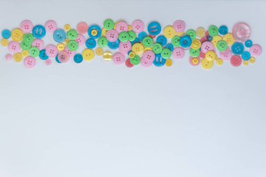 Beyaz arka planda en üstte bulunan renkli düğmeler. Mesajlaşmak için bir yer. Yeşil, mavi, sarı, pembe düğmeler.