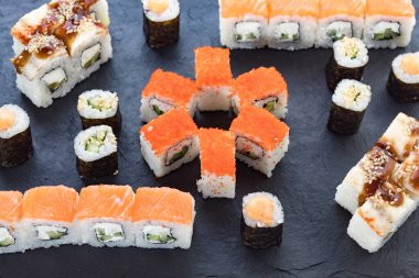 Ekrandan aldım. Japon mutfağı. Taş bir tabakta yuvarlanıyor. Masaya servis..