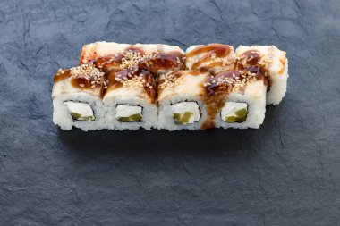 Teriyaki soslu rulo. Rulo ve suşi. Avokado, pilav, yılan balığı. Yılan balığı sarması. yemek servisi.