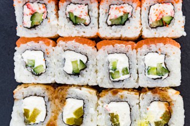 Ekmekler taş tabaklarla kaplı. Bir rulo deseni. Japon mutfağı..