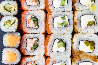 Ekmekler taş tabaklarla kaplı. Bir rulo deseni. Japon mutfağı..