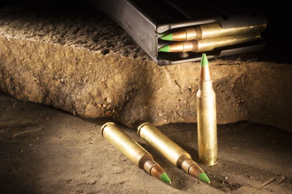 Gewehrpatronen mit grüner Kugelspitze — Stockfoto