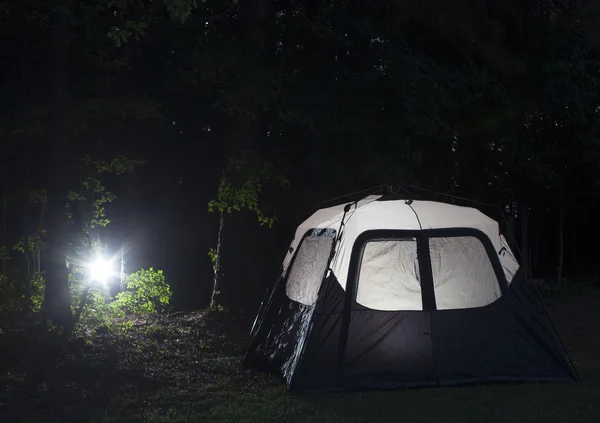 Lumière devant une tente la nuit — Photo