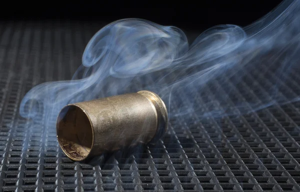 Pistola de latón y humo — Foto de Stock