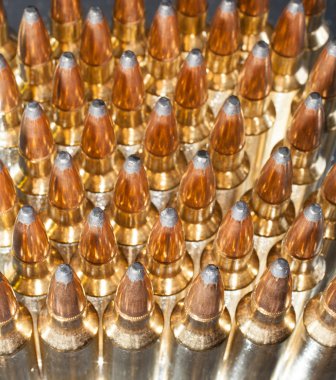 Tüfeği kartuşu parlak yaktı