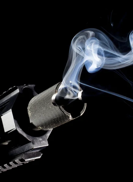 Fumaça proveniente de um cano de arma — Fotografia de Stock