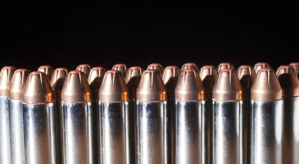Handfeuerwaffen-Munition mit roter Kugelspitze — Stockfoto