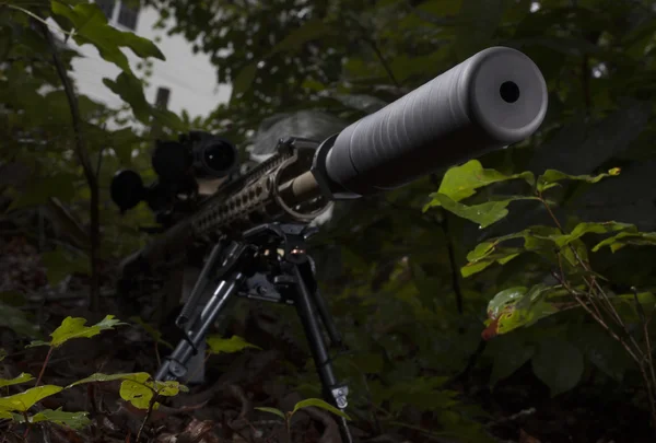 Pistola oscura con silenciador —  Fotos de Stock