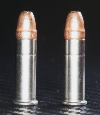 Karanlık bir arka plan üzerinde iki kartuşları