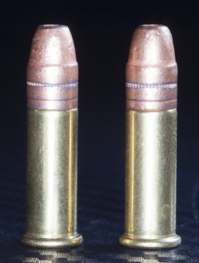 Karanlık bir arka plan üzerinde parlak cephane