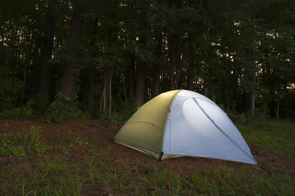 Blekning ljus över ett tält — Stockfoto