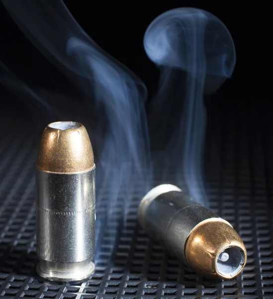 Munições de revólver e fumo — Fotografia de Stock