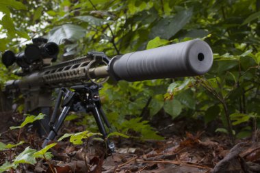 Bir bipod susturuculu tüfekle