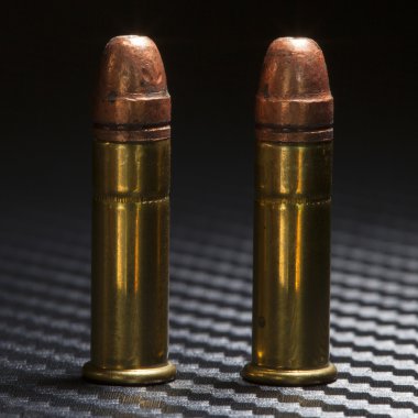 Karanlık bir arka plan üzerinde rimfire cephane