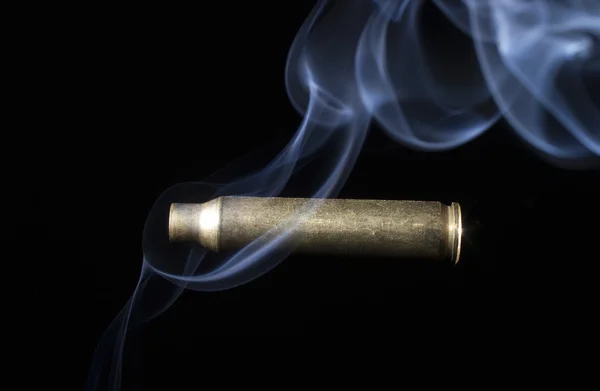 Κάπνισμα ορείχαλκο από ένα rifile σε μαύρο — Φωτογραφία Αρχείου