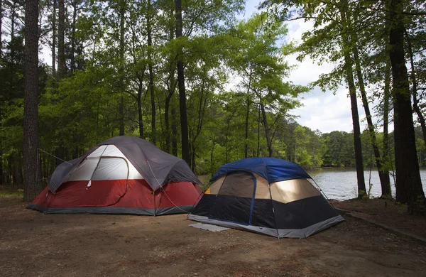 Camping oscurecido cerca del agua — Foto de Stock