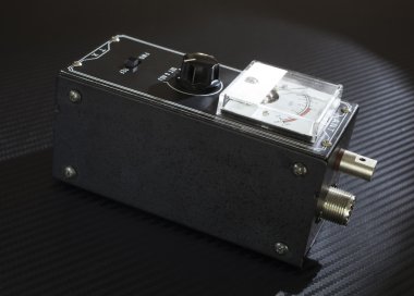 SWR metre karanlık bir arka plan üzerinde