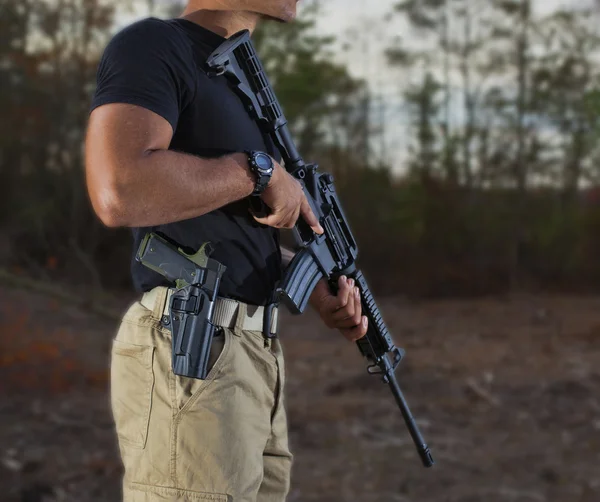 Man with AR-15 and handgun — Stock Photo, Image