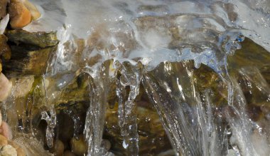 Kuzey Carolina 'daki bomba kasırgasından sonra şelaleden su akmaya devam ediyor.