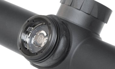 Aküyü tüfeğin dürbününde yanan bir parçayla tutan delik.