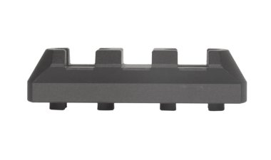 Aksesuarları beyaz üzerine izole edilmiş bir AR-15 'e monte etmek için adaptör rayı şeridi