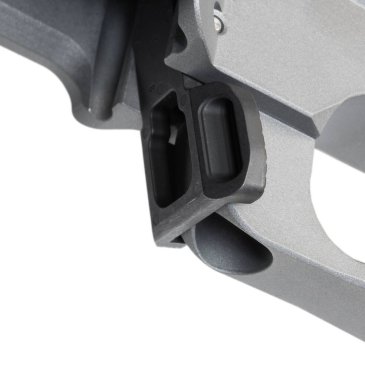 Sürgülü bir tüfeğin şarjörü beyaza saplanmış.