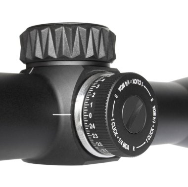 Tüfek dürbünündeki rüzgar ayarlama kadranı beyaza izole edilmiş.