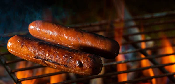 Zwei Hotdogs Werden Über Offenem Feuer Gegrillt — Stockfoto