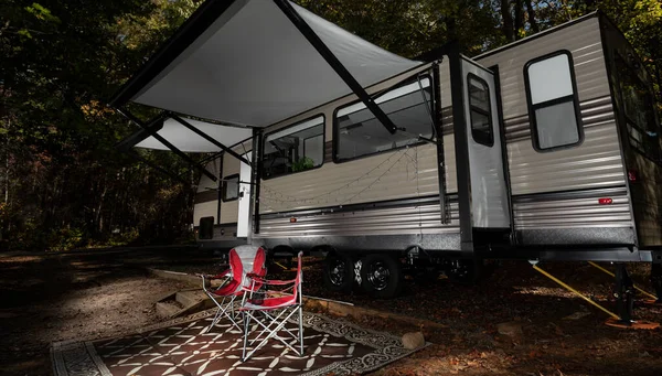 Camper Trailer Early Autumn Ready Night Falls Lake — Stock Photo, Image