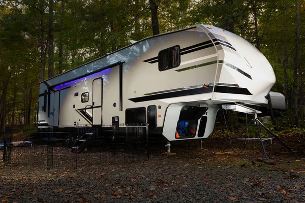 Kamper Piątym Kole Wczesną Jesienią Nad North Carolina Falls Lake — Zdjęcie stockowe