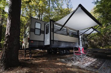 Falls Lake NC 'de bir seyahat karavanında bir çift boş sandalye.