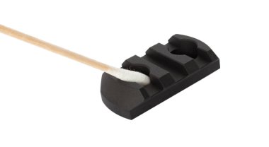 Bir AR-15 'te pamuk çubuğuyla ovalanan aksesuarlara adapte edici