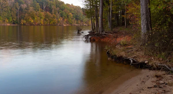 Wybrzeże Nad Jeziorem Falls Północnej Karolinie Początku Jesieni — Zdjęcie stockowe