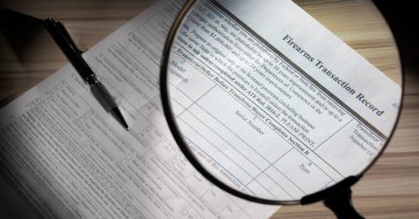 Birleşik Devletler 'de silah satın almak için forma bakan büyüteç.