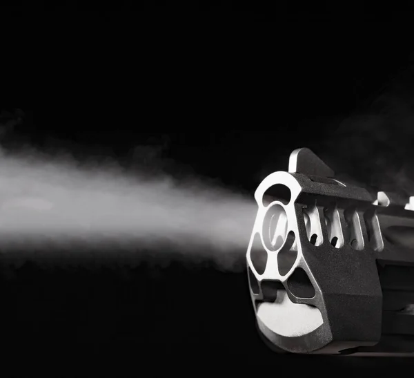 Rauchschwaden Aus Einem Gewehrlauf Vor Dunklem Hintergrund — Stockfoto
