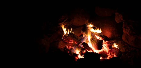 Citra Api Unggun Horisontal Dengan Ruang Kiri Untuk Teks — Stok Foto
