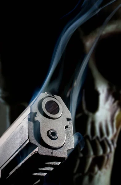 Boyutlu Bir Hayalet Silahı Arkasında Dumanı Tüten Bir Tabanca Kafatası — Stok fotoğraf