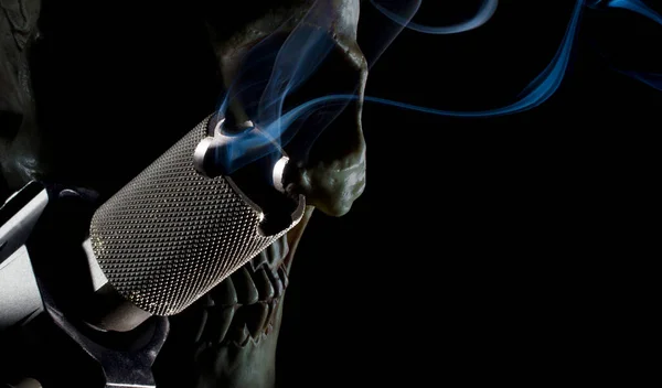 Renderização Crânio Atrás Com Barril Arma Fumegante Frente Para Retratar — Fotografia de Stock