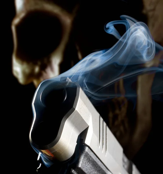 Planda Sigara Tüttüren Bir Tabancayla Boyutlu Bir Resim Kafatası Arkasında — Stok fotoğraf