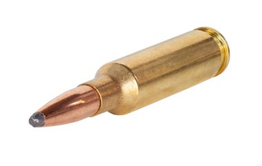 Beyaz arka planda izole edilmiş yüksek güçlü bir tüfek için mühimmat.