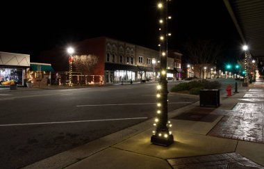 Küçük Raeford NC şehrinin ana caddesi gece aydınlanıyor Noel ışıklarıyla.