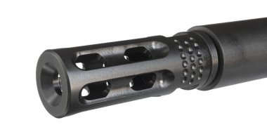 Beyazda izole edilmiş bir saldırı tüfeğinin namlusundaki dengeleyici
