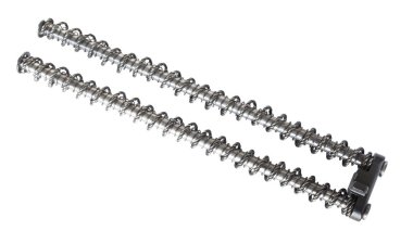 Beyaz zemin üzerinde izole edilmiş yarı otomatik bir tabanca için bir çift geri tepme yayları. 