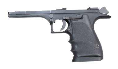 Beyaz arka planda izole edilmiş büyük kalibreli yarı otomatik bir tabanca çerçevesi. 